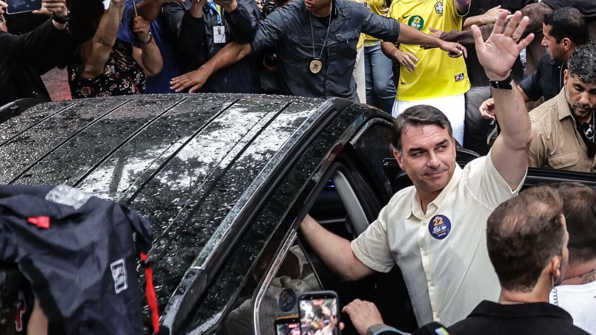 EU da la bienvenida a Flávio Bolsonaro: Es recibido en Miami por su hermano Eduardo