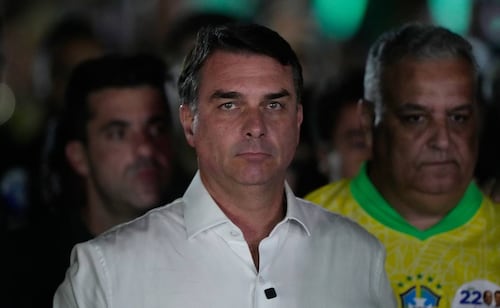 EU otorgará visas a familia Bolsonaro pese a revocación de pasaportes en Brasil; senador es investigado por presunta corrupción