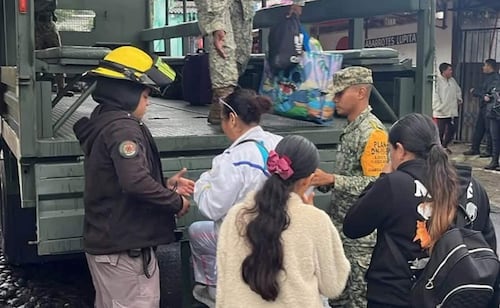 Evacúan comunidad al norte de Comala, Colima, por Huracán "Simón"; son trasladados a un refugio temporal