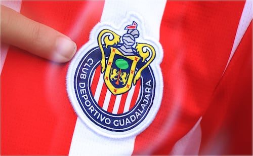 Figura de WWE presume camiseta de Chivas durante entrenamiento; así lo mostró en redes