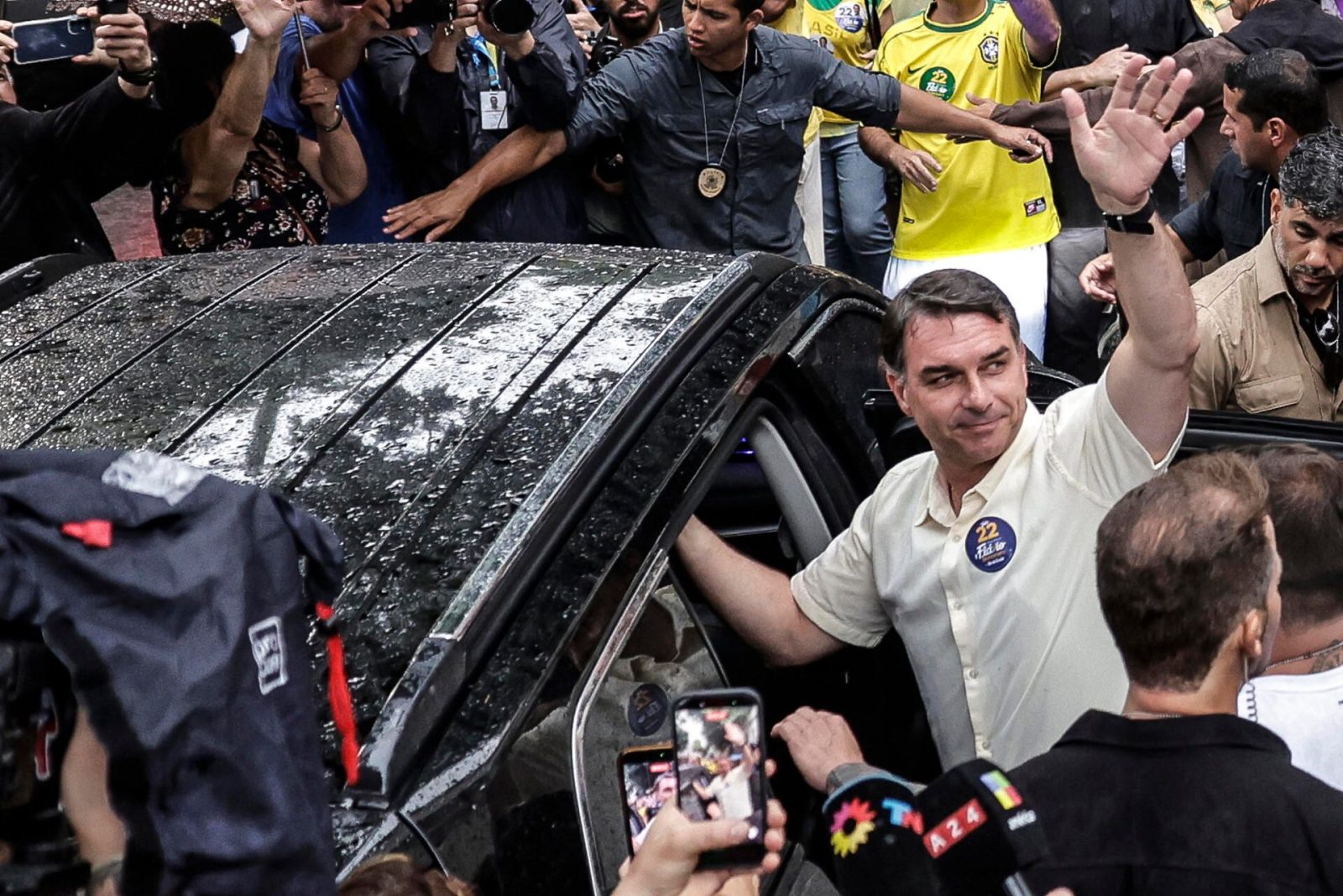 Flávio Bolsonaro aplica un ‘patitas pa’ que las quiero’: ‘Huye’ a EU tras perder elección