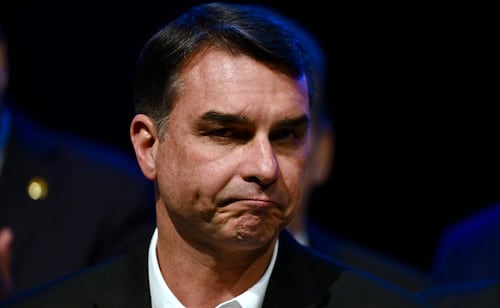 Flávio Bolsonaro asegura que juez le ha pedido entregar su pasaporte en Brasil; ven riesgo de fuga