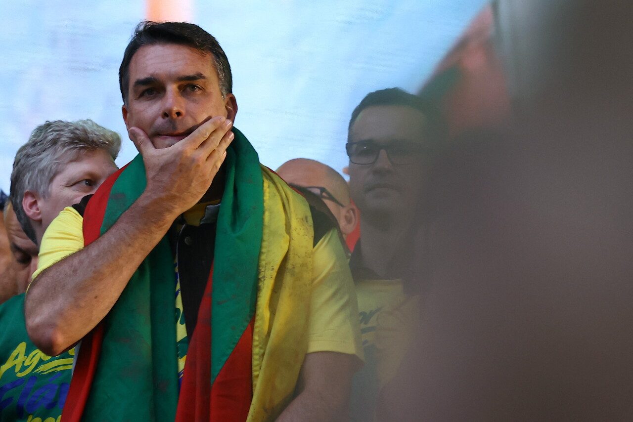 Flavio Bolsonaro huye a Estados Unidos tras su derrota contra Lula