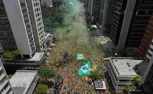 Flávio Bolsonaro marcha horas antes del debate con Lula; crece tensión electoral