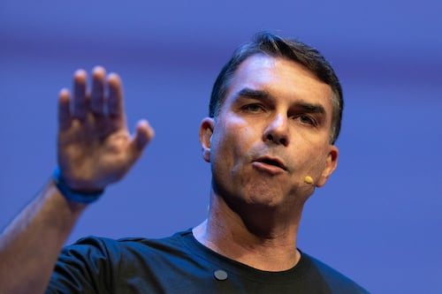 Flávio Bolsonaro partió de Argentina hacia Ecuador en vuelo privado; gobierno argentino afirma que ingresó sin impedimento legal