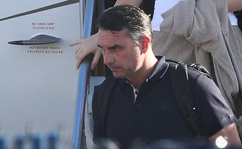 Flávio Bolsonaro, quien huyó a EU, se declara "verdadero presidente electo de Brasil" y acusa "fraude"; luego corrige carta