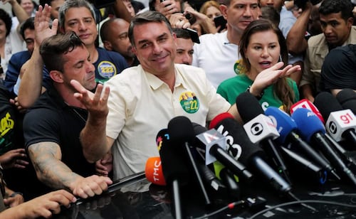 Flávio Bolsonaro se compromete a no buscar la reelección si gana; niega ofrecerle cargos a su familia