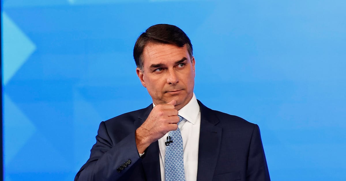 ¿Flávio Bolsonaro ‘se fugó’ de Brasil por blanqueo de capitales? Su viaje a EU está envuelto en dudas