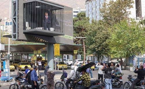 FOTOS y VIDEO: ¿Trump tras la rejas en Irán? Instalación publicitaria causa revuelo en calles de Teherán