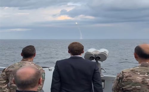 Francia realiza primer lanzamiento de prueba de un misil nuclear; Rusia dice que recibió "alto y claro" el mensaje de Macron