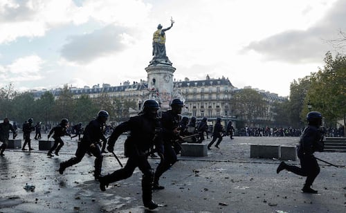 Francia reconoce errores de seguridad ante protestas; anuncia dispositivo "masivo" para nuevas manifestaciones del sábado