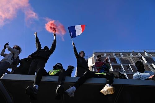 Francia vive nueva jornada de protestas este sábado de Halloween; critican el costo de la vida y el deterioro de la educación