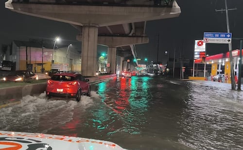 Fuertes lluvias dejan inundaciones y decenas de autos varados en Nuevo León; reportan saldo blanco y cierres viales