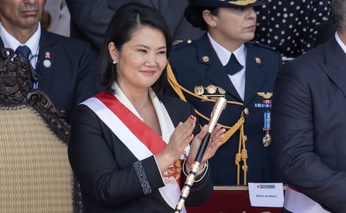 Fujimori anuncia reglas más estrictas en escuelas de Perú; prohíbe uso de maquillaje y cabello pintado