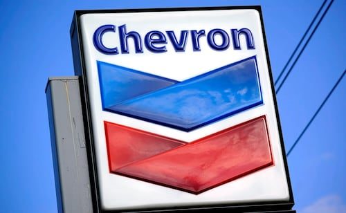 Gigantes petroleros de EU reportan aumento de beneficios por la guerra en Irán; altos precios de combustibles enfurecen a votantes
