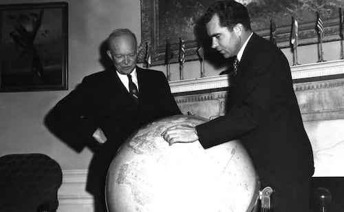 Globo terráqueo usado en Segunda Guerra Mundial resulta dañado en traslado ordenado por Hegseth, reportan; reliquia era de Eisenhower