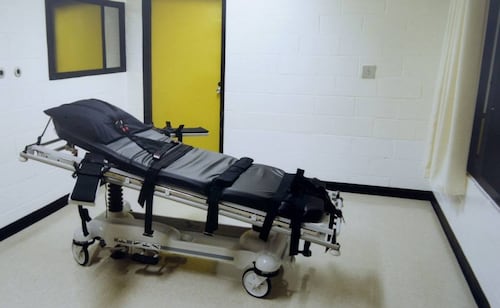 Gobernador de California analiza perdonar a 563 condenados a muerte; ocurre tras ejecución fallida de Christa Pike