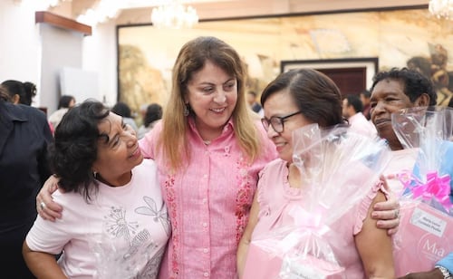 Gobernadora de Morelos entrega prótesis mamarias a mujeres que han enfrentado ese tipo de cáncer; "reconocemos su fortaleza", dice