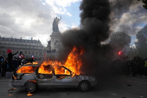 Gobierno de Francia anuncia toques de queda; busca frenar disturbios y saqueos