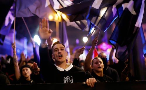 Grupos de extrema derecha intentan llegar a campamento de activistas en el centro de Madrid; policía busca evitar enfrentamiento