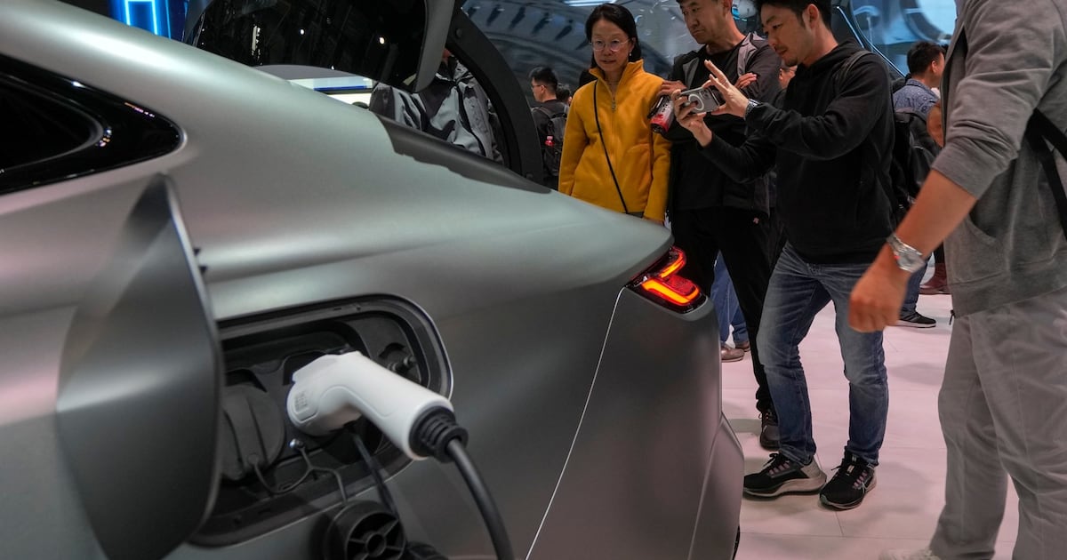 Guerra de Trump revive los autos eléctricos: Elevados precios de gasolina cambian las compras