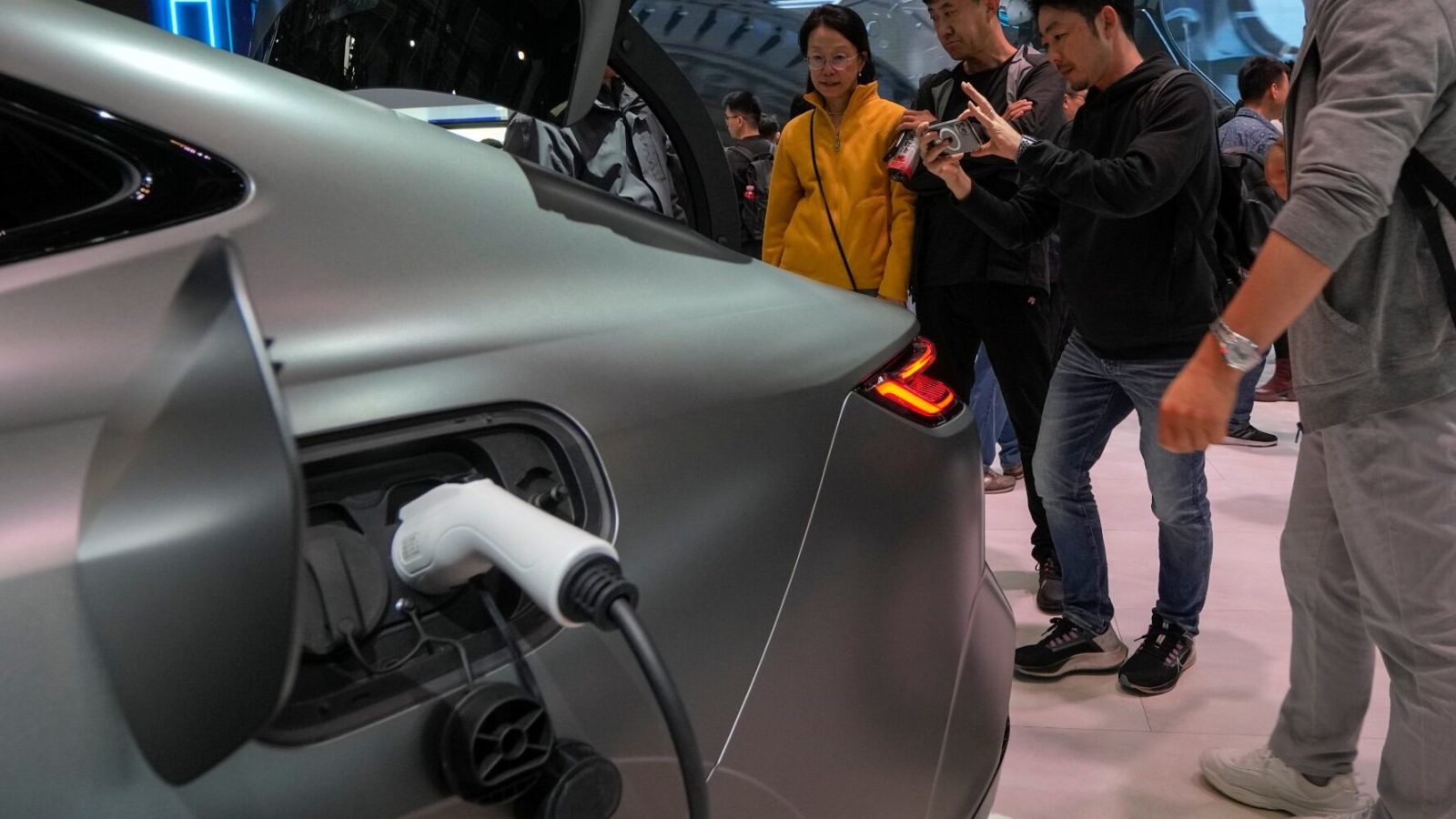 Guerra de Trump revive los autos eléctricos: Elevados precios de gasolina cambian las compras