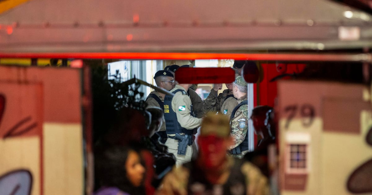 Hombre armado toma como rehenes a 13 niños en escuela de Brasil; policía los rescata y abate al agresor