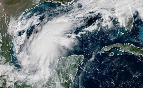 Huracán Isaías alcanza categoría 2; autoridades evacúan zonas costeras en Florida