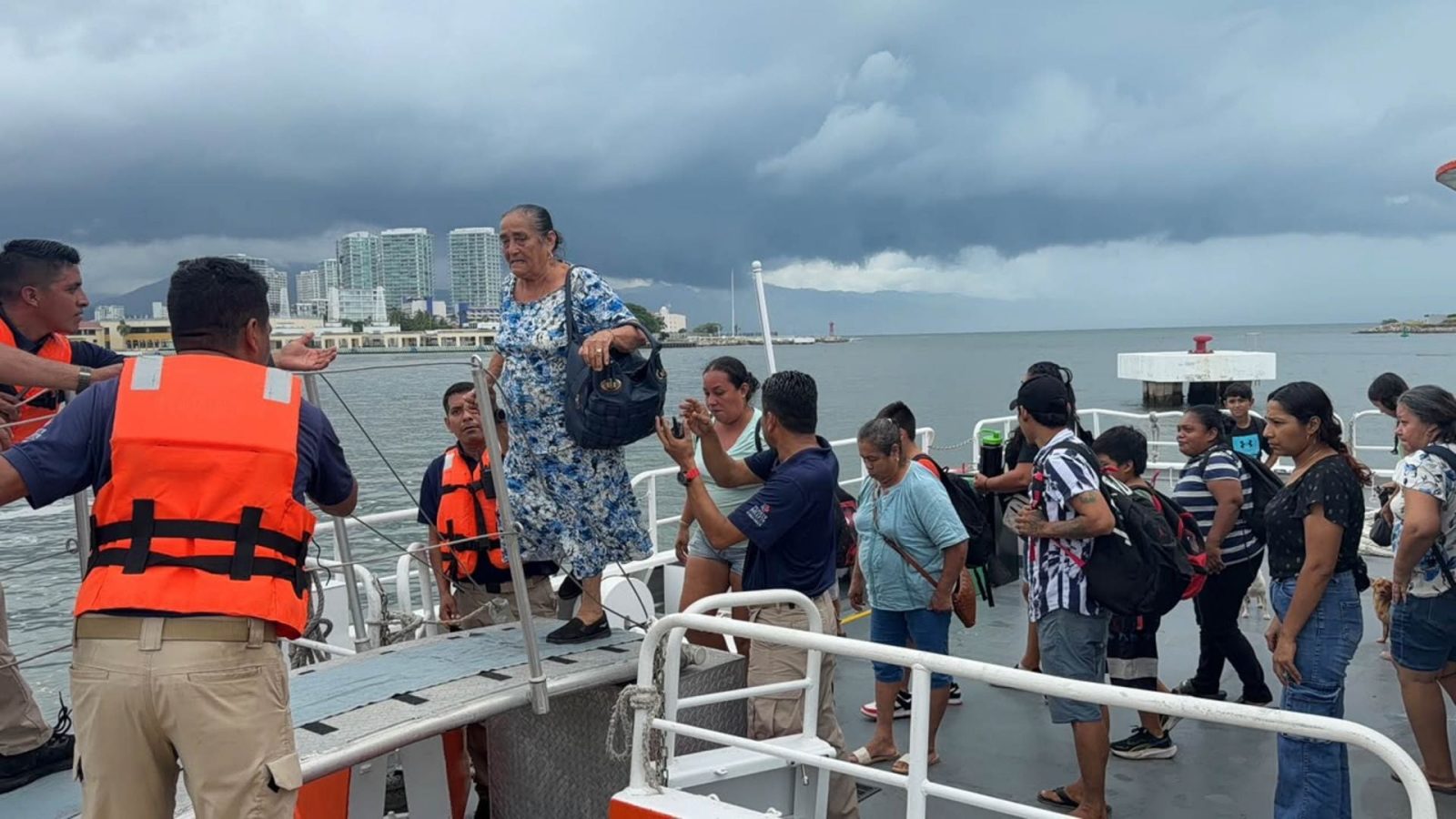 Huracán ‘Simón’ activa la alerta máxima en Jalisco y obliga a cerrar el aeropuerto de Puerto Vallarta
