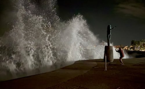 Huracán Simón: fuertes olas golpean el malecón de Puerto Vallarta; elementos federales y estatales realizan patrullajes