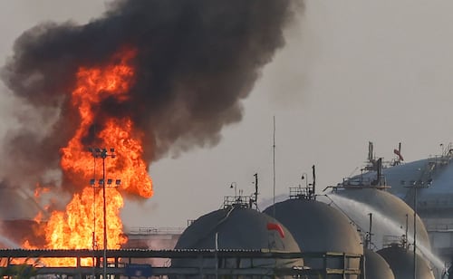Hutíes denuncian bombardeos sauditas en la capital de Yemen mientras reportan fuego en Aramco; se recrudece el conflicto regional