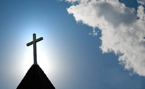 Iglesia católica afina detalles para lograr acuerdo millonario con víctimas de abuso sexual; Arquidiócesis advierte banca rota