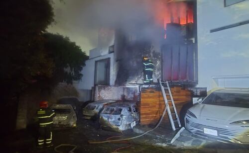 Incendio en vivienda de La Magdalena Contreras afecta a tres vehículos; evacúan a 20 personas