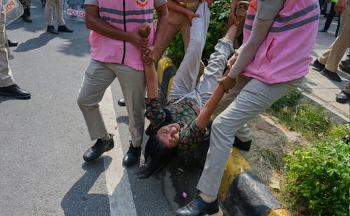 India reprime protestas juveniles mientras crece indignación contra el gobierno; detienen a líderes del movimiento “Cucaracha”