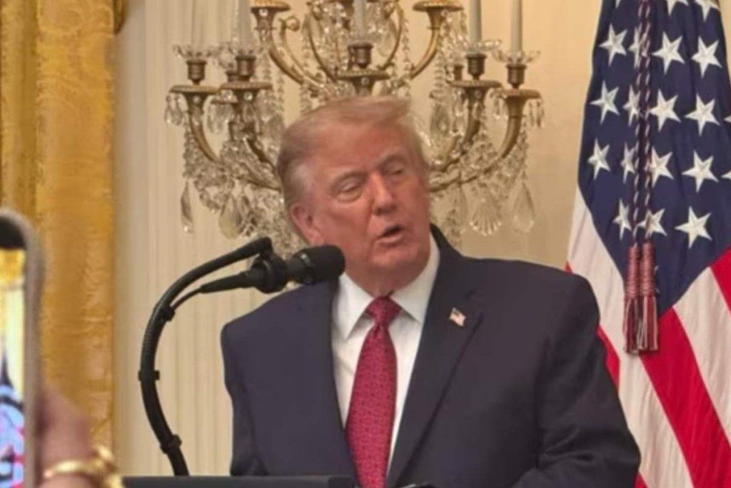 Inicia el envío de cheques de reembolso de 500 dólares de la administración Trump