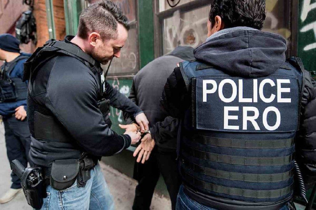 Iniciativa propone que las personas puedan demandar a ICE por arrestos de ciudadanos