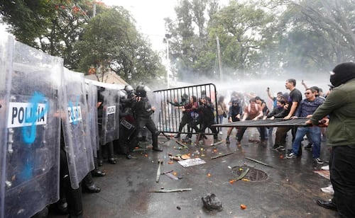 Investigan a dos policías y un bombero por presunto uso excesivo de la fuerza en manifestación en Jalisco; Gobernador reconoce abusos