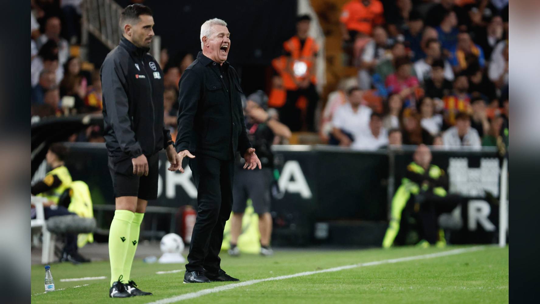 Javier Aguirre tiene encontronazo con afición de Valencia: ‘¡No hay delanteros!’