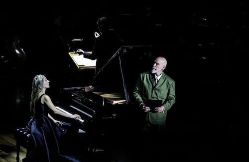 John Malkovich “entra en paranoia” en la Sala Neza de la UNAM