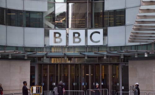 La BBC cerrará 2 canales de televisión y 1 emisora de radio en 2027; prevé eliminar hasta 2 mil puestos de trabajo