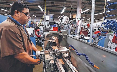 La industria nacional avanza por tercer mes seguido, reporta el Inegi