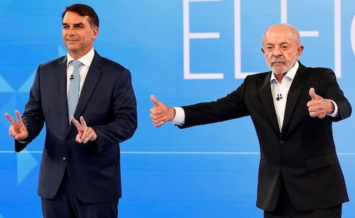"Lame botas" y "nueve dedos"; dimes y diretes entre Lula y Bolsonaro en debate previo a elección presidencial