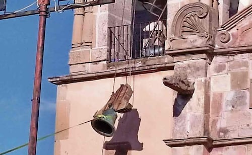 Las históricas campanas de la Iglesia de Aculco, bajadas sin permiso y dañadas