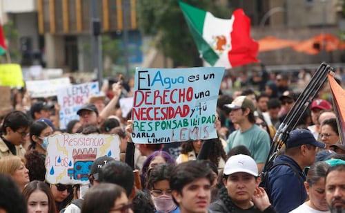Liberan a 18 de 39 detenidos tras protesta por agua contaminada en Casa Jalisco; Fiscalía mantiene investigaciones