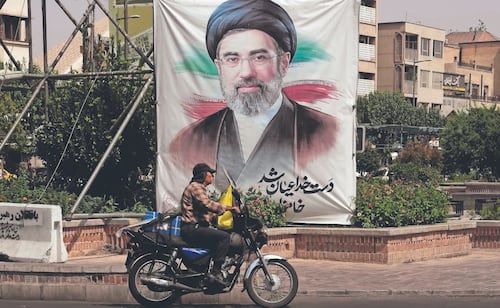 Líder supremo de Irán advierte a EU contra nuevos ataques; cualquier nueva agresión servirá para extender aún más la guerra, dice