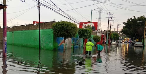 Lluvias dejan encharcamientos en Iztapalapa e Iztacalco; por precipitaciones, podría haber posibles modificaciones en vuelos del AICM