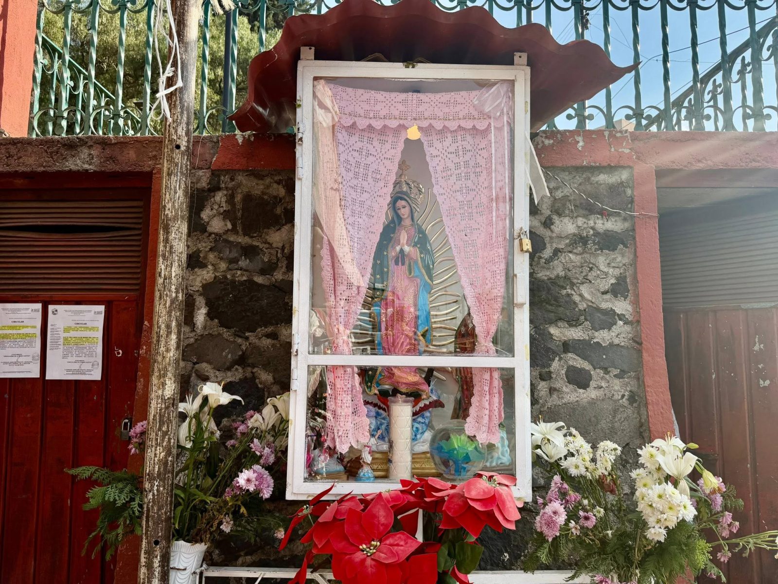 Los altares callejeros en México, espacios de fe que pasan desapercibidos