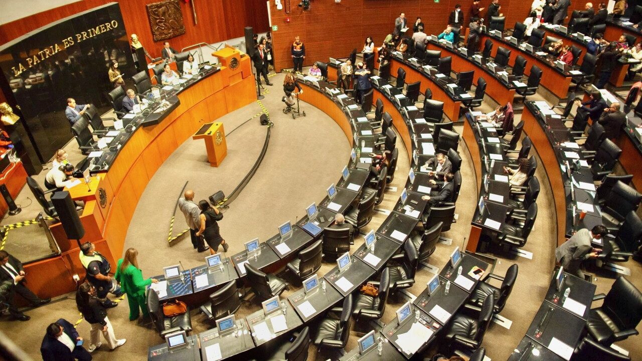 Los topes a deducciones y condonación de multas del SAT a grandes empresas llegan al pleno del Senado