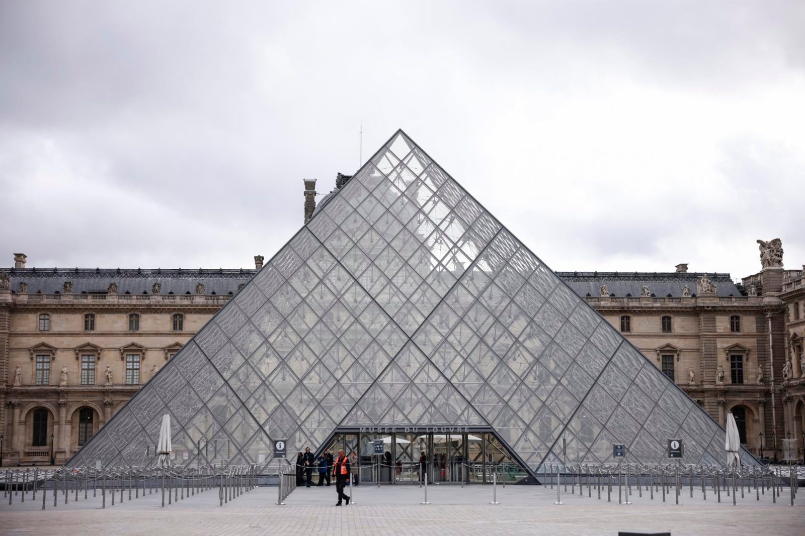 Louvre prevé recuperar joyas robadas de 2025 y alerta sobre asaltos a museos: ‘Son objetivos en el mundo’