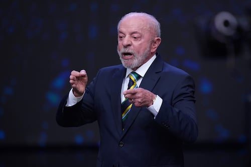 Lula apuesta por remontar en las encuestas con promesas populistas; expertos advierten alto costo para cumplirlas